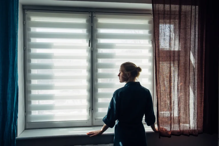 ستائر رول عصرية للبيوت والمكاتب في الكويت بألوان متنوعة وعازلة للشمس